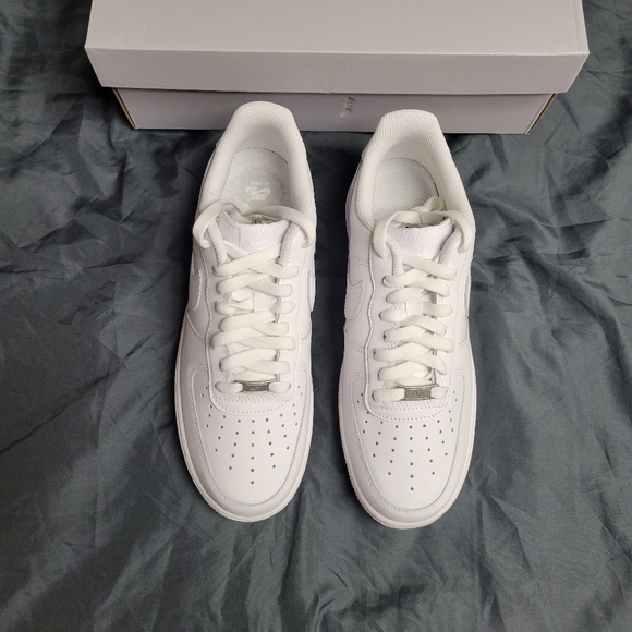 Brand new ds nike air force 1 low all white size 9 men's. - Picture 2 of 9
